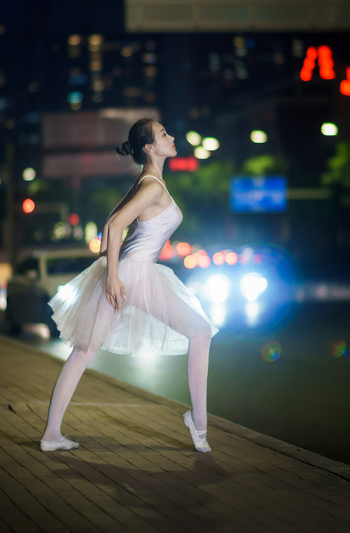 时空折叠的绿茵，当塞内加尔的狂想曲遭遇哥伦比亚的黄金探戈，贝林厄姆在缝隙中点亮星辰