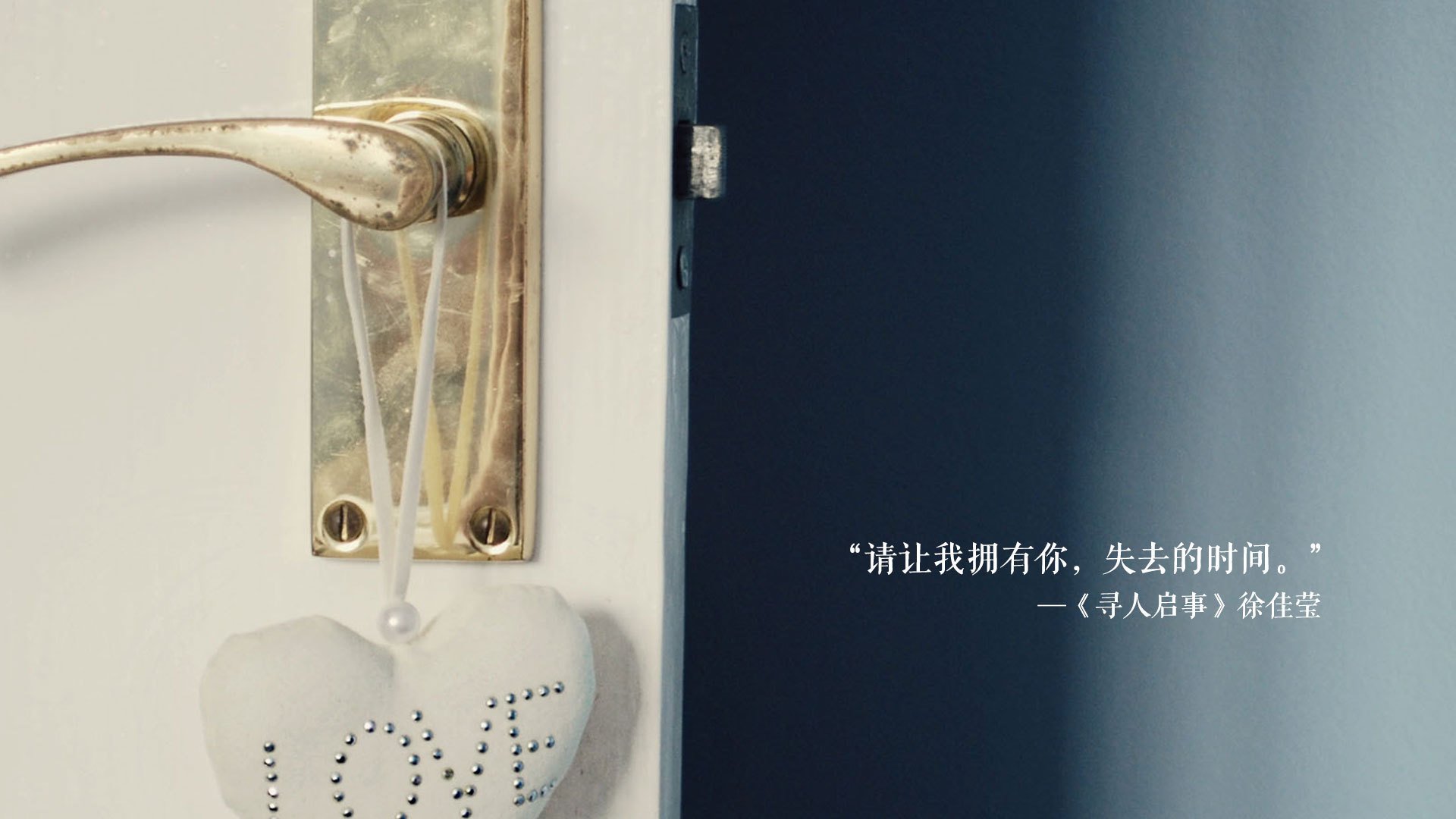 您这个关键词组合非常有趣—它将两项截然不同的运动交织在了一起。让我为您构思一个既能体现F1式的紧张刺激,又符合篮球比赛事实的标题和文章