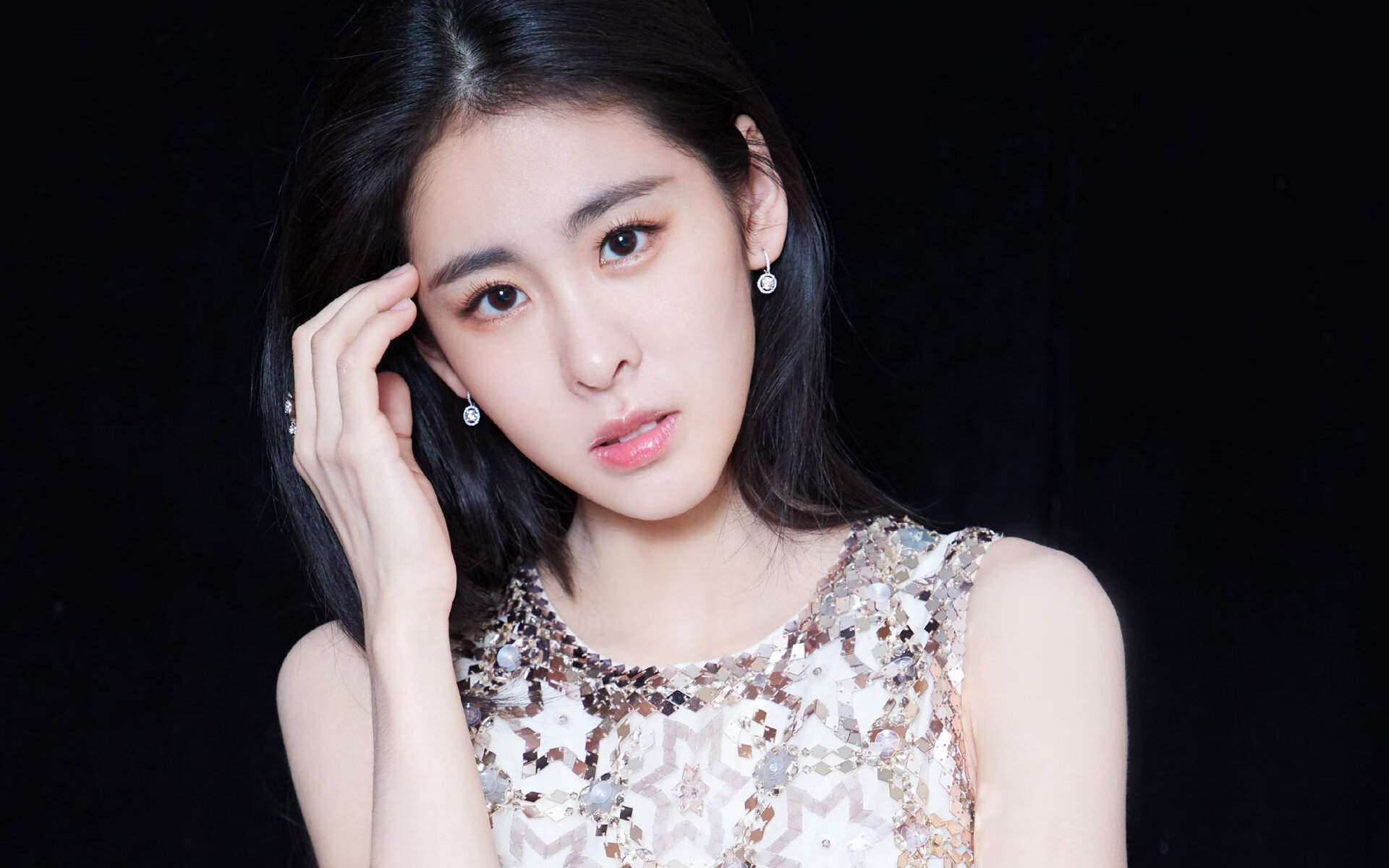 绿茵与硬木的共舞,当国家德比的硝烟遇见广厦的完胜风暴